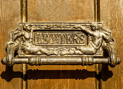 青铜门门上的旧信箱 传统送信给房子的传统方式 旧邮箱装饰木头建筑学风格雕塑旅行古董历史框架金子背景