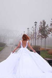 穿白裙子的红发女人 新娘 私奔艺术婚姻女孩白色夫妻衣服家庭婚纱婚礼公园背景图片