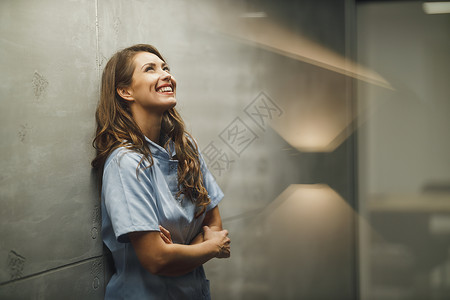 让情感得到更美好的她的爱水平医疗实验室女性诊所门厅成人快乐外套职业背景图片