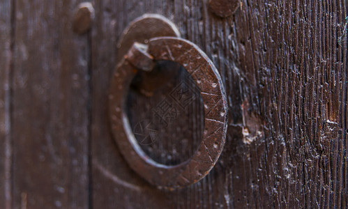 门上装着黄铜敲门的形状 装饰 漂亮的房子入口木头历史门把手圆圈橡木青铜金子金属古董乡村老的高清图片素材