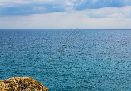 海上高悬崖顶 夏季海底背景 许多喷涌的波浪和石头旅游风暴海浪悬崖全景娱乐海洋蓝天蓝色绿水背景图片