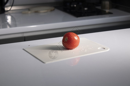 切割白色塑料板 上面有番茄 烹饪过程背景图片