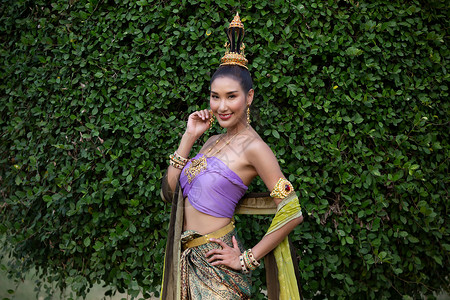 泰国或泰国服饰亚洲服装概念 年轻的泰国美女正在Ayutthaya的佛教寺庙中行走项链魅力珠宝裙子戏服优雅历史女士幸福衣服传统高清图片素材