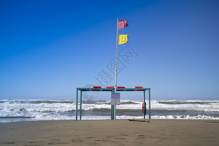 海上危险警示旗帜红色飓风波浪季节海岸线海滩支撑黄色海岸警告背景图片