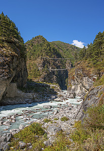 前往喜马拉雅山途中的吊桥自然高清图片素材