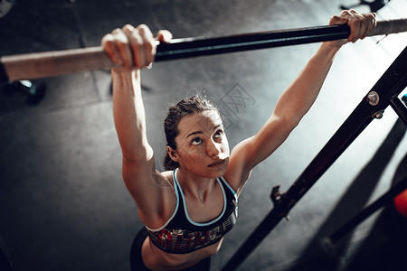 健身节日专注生活方式肌肉水平女孩力量健身房体操运动训练背景图片