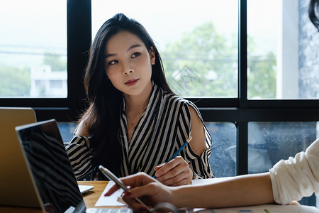 大学生帮助朋友辅导 为期末考试做准备班级老师课程网站学校大学笔记写作屏幕家庭作业背景图片