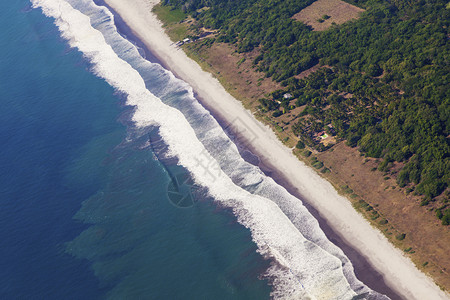 萨尔瓦多的El Tunco海滩海洋支撑旅行地标假期太阳报街道天线棕榈村庄背景图片
