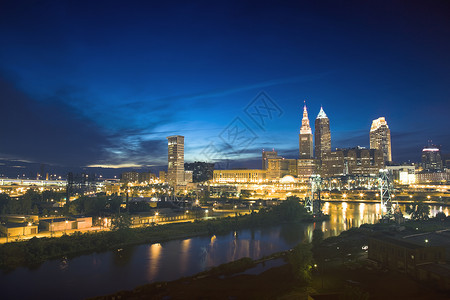 俄亥俄州克利夫兰的摩天大楼景观蓝色城市建筑学市中心旅行日落建筑办公楼背景
