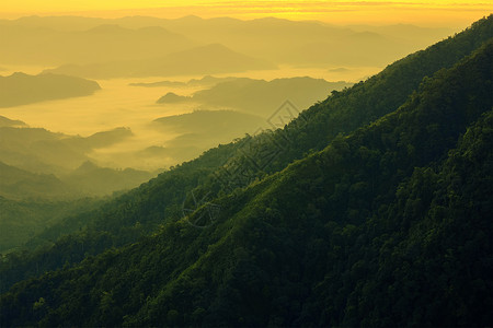 从最高点看山区的景色风景远足顶峰阳光自然乡村旅行薄雾天气公园户外的高清图片素材