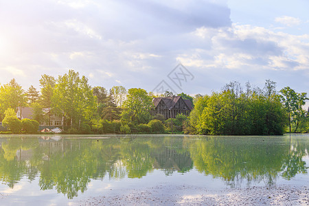 湖边的夏季景色日出 早上光照 湖面水中的反射 镜子湖 旅行 户外娱乐阳光蓝色地平线公园支撑季节橙子旅游晴天树木背景图片