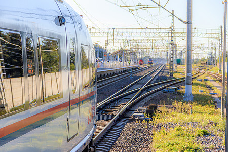 全国交通宣传日游隼停下 高速列车 路线莫斯科  圣彼得堡 乘客的运输 运输 俄罗斯铁路 火车票 周游全国 首都之旅 俄罗斯 诺夫哥罗德地区 丘背景