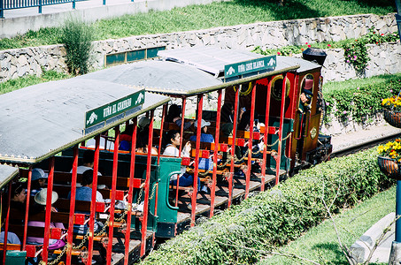 夏季下午在秘鲁利马的友谊公园列车 搭乘火车高清图片