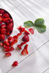 小草莓块数水果叶子健康红色白色团体食物背景图片
