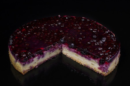 一块蛋糕芝士蛋糕 黑背景的果冻卷饼高清图片