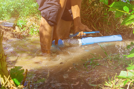 在路边和水管工修补时 有水运动的洞中断裂管道拆除土壤服务地面维修工人空腔劳动花园建造撕裂高清图片素材