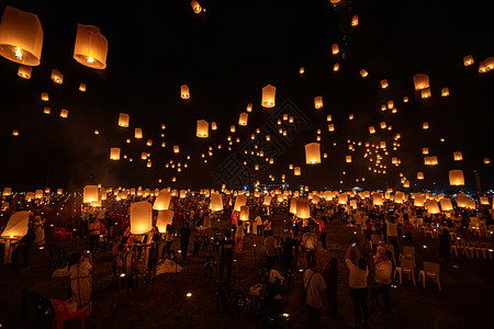 飞舞的纸节天上漂浮的灯笼仪式天空传统节日文化旅行蜡烛游客庆典气球背景