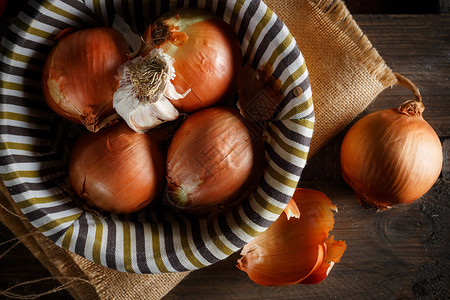 新鲜洋葱和大蒜头的静止生命乡村农业篮子沙拉情绪团体香料桌子草本植物食物背景图片