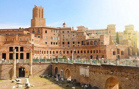 图拉真论坛和市场在意大利罗马 著名的旧图拉真论坛是该市的主要旅游景点之一 夏季古罗马建筑和 Trajan 地区遗址废墟柱子纪念碑背景图片