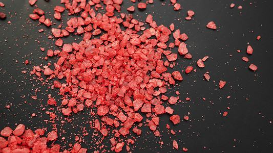 盐被隔离在黑色背景上 一堆红盐 大晶状盐岩盐水晶岩石晶体粮食生物盐渍调味品温泉石头背景