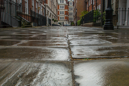 雨后晚上在路上闪耀着灯光背景图片