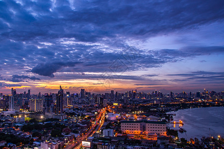 在美丽的暮色中 曼谷商业区沿湄南河的摩天大楼的曼谷天空景观赋予这座城市现代风格城市地标建筑学商业建筑背景图片