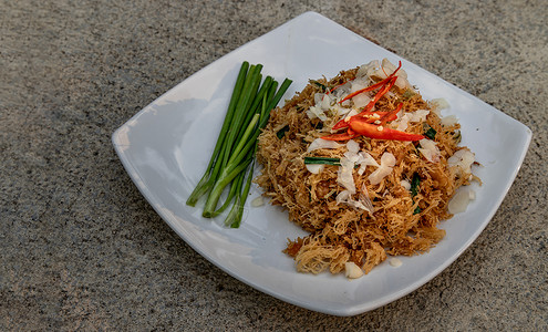 亚洲美食 Mee Grob 是一种糖醋脆皮面 由泰国米粉和白盘糖醋酱制成 Sweet面条炒面蔬菜午餐餐厅食物文化厨房甜点盘子背景图片