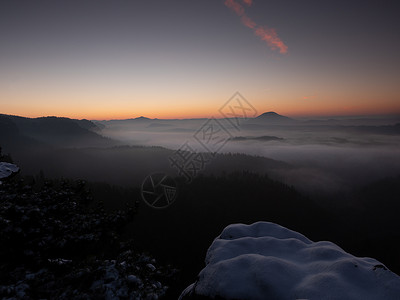 寒冷的早晨与雪 在岩石边缘 山谷 完整的多彩雾蓝色公园顶峰松树森林照片天空阴霾小路农村背景图片