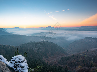 寒冷的早晨与雪 在岩石边缘 山谷 完整的多彩雾地平线爬坡照明天空草地日落蓝色照片太阳农村树木高清图片素材