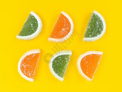 橙色和绿色果酱柑橘片 黄底糖高清图片