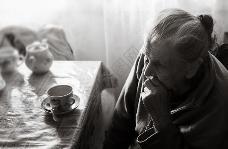 厨房咖啡老年抑郁症妇女女士孤独思维女性长老祖母成人杯子寡妇咖啡背景