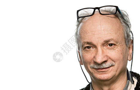 高级男子灰色眼睛白色套装男性眼镜老年微笑成年人背景图片
