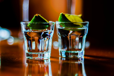 伏特加鸡尾酒以各种酒精 糖浆和酒液为基础的美味多彩的饮料 是酒保工作的独特效果玻璃热带情调菠萝覆盆子桌子酒吧大都会水果苏打背景