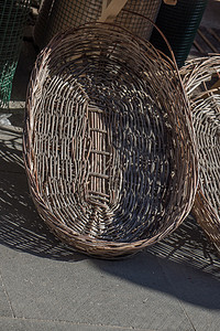 供在市场销售的空篮子传统野餐手工业柳条工艺礼物稻草购物手工背景图片