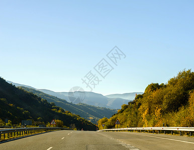 西班牙山区的快路 美丽的山景 干燥的土地和阳光下的岩石地标运输驾驶金属旅行技术荒野沙漠蓝色公园旅游高清图片素材