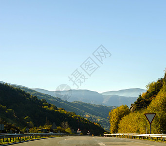西班牙山区的快路 美丽的山景 干燥的土地和阳光下的岩石天空车道沙漠金属荒野国家蓝色驾驶运输地标欧洲高清图片素材