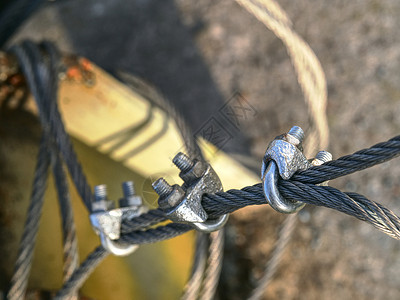 挂在电缆和安全网上的小缝隙编织索具钢丝绳质感布线钢丝力量缆绳绳索风险背景图片
