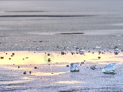零星破碎的浮冰和冰山 淡水冰块上的一块大冰块断裂了奇观漂浮荒野生态地平线天空调子天蓝色海湾景观背景