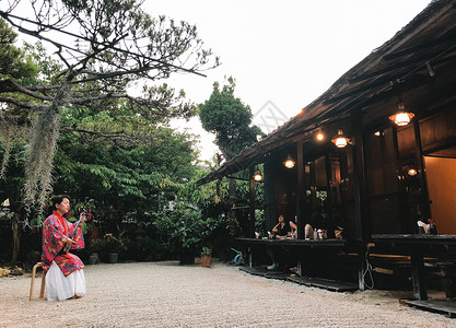 三味线Naha冲绳 2019年5月21日 一名女子在餐厅内穿着传统冲绳服装背景