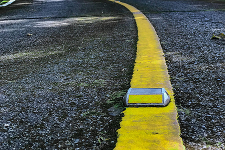 道路交通设备背景上的黄色反光线背景图片