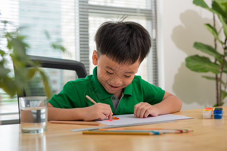 画画小男孩的手和创造性的餐桌幸福艺术创造力童年孩子展示快乐教育绘画白色背景图片