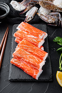 亚洲快餐 在石板上 在黑色背景上海鲜白色红色小吃午餐贝类水产海洋美味食物背景图片