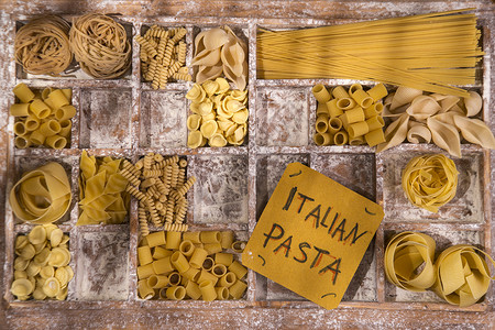 意大利面白色木头文化面粉钢笔面条贝壳饮食食物背景图片