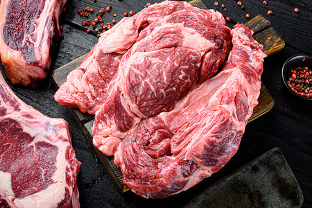苏格兰牛肉牛肉牛排 深木本底的黑木头布满了有机肉背景