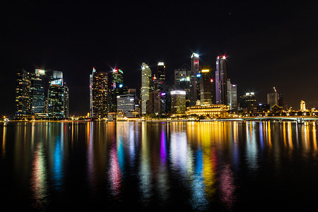 新加坡天空线城市风景和夜间在码头湾周围建筑背景图片