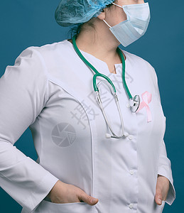 白面具身穿白大衣的女医护人员 长袍上别着粉色丝带 这是 10 月抗击乳腺癌的象征背景
