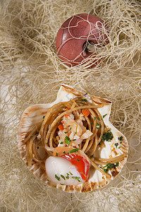 半壳扇贝带扇贝的意大利面美食贝类香水食物香菜食谱面条海鲜餐厅盘子背景