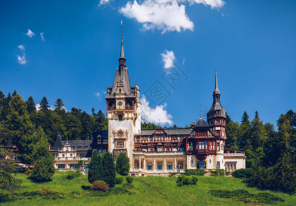 罗马尼亚佩莱斯城堡 欧洲喀尔巴阡山脉西纳亚地标点的著名皇家城堡和装饰花园 非常美丽奢华山脉森林建筑吸引力蓝色据点历史性纪念碑旅游建筑学高清图片素材