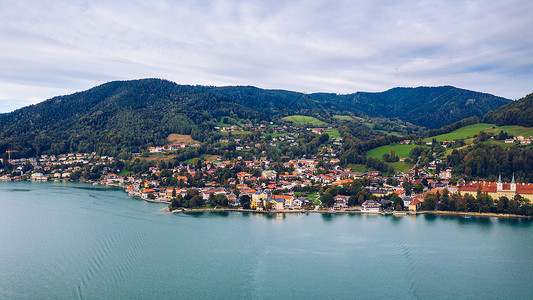 德国泰根塞 靠近奥地利边境的德国罗塔赫埃根 巴伐利亚 的泰根湖 巴伐利亚阿尔卑斯山Tegernsee湖的鸟瞰图 坏维塞 巴伐利亚高山高清图片素材