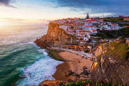 是葡萄牙辛特拉市的一个海滨小镇 靠近里斯本 白色村庄 悬崖和海洋 辛特拉 葡萄牙 辛特拉 葡萄牙海岸市容旅游水池日落海岸线建筑学背景图片